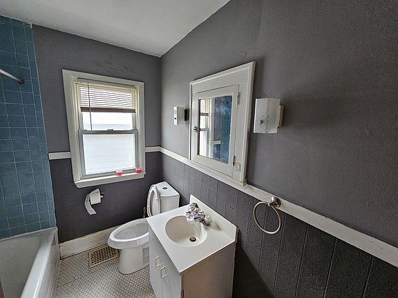 5th image of 151 Esser Ave #4