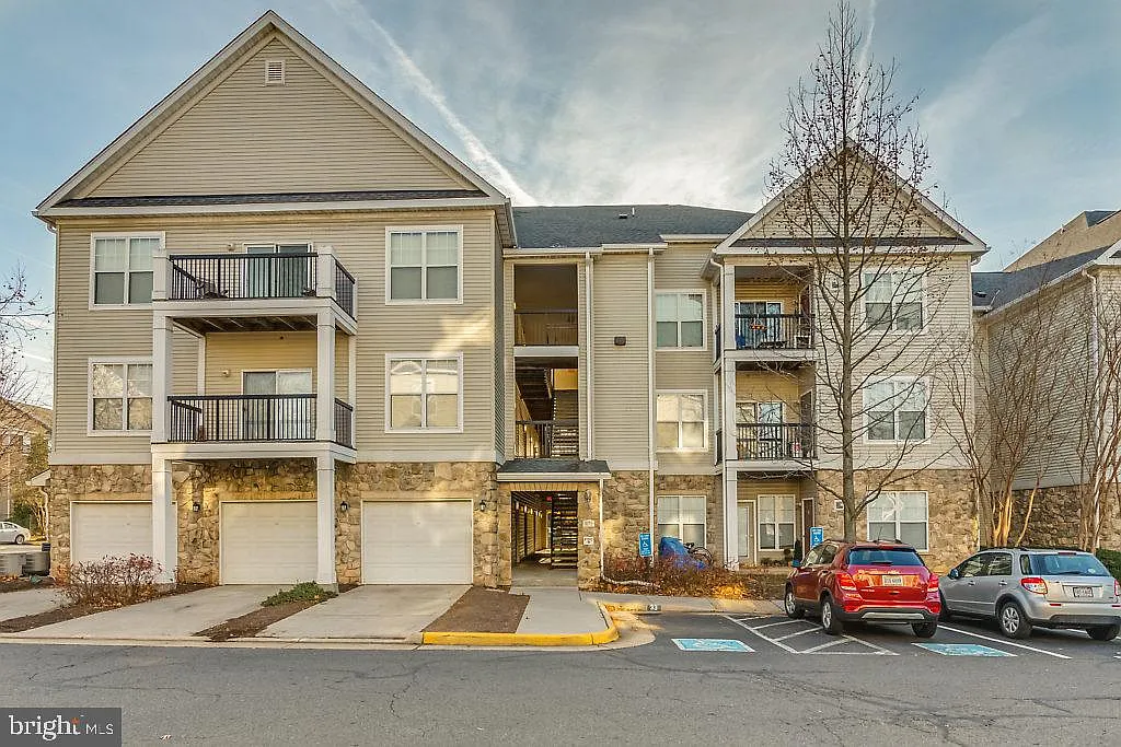 1 bed, 1.0 bath, 884 sqft, $2,050 — Photo 1