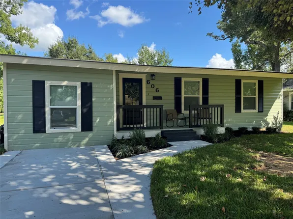 606 Winding Way St, Lake Jackson, TX 77566