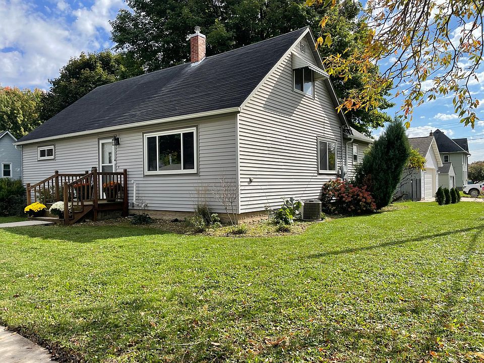 1st image of 301 1st St SE