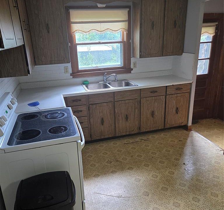 1st image of 906 Holly Pl