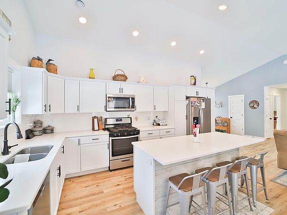 4th image of 4584 Deerwood Rd