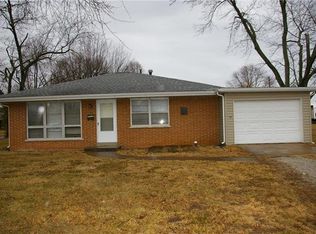 2 Queensway Dr, Belleville, IL 62226