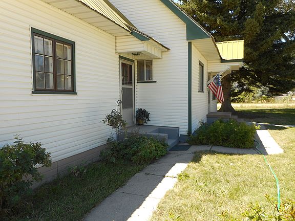 3rd image of 130 Ponderosa Ave W