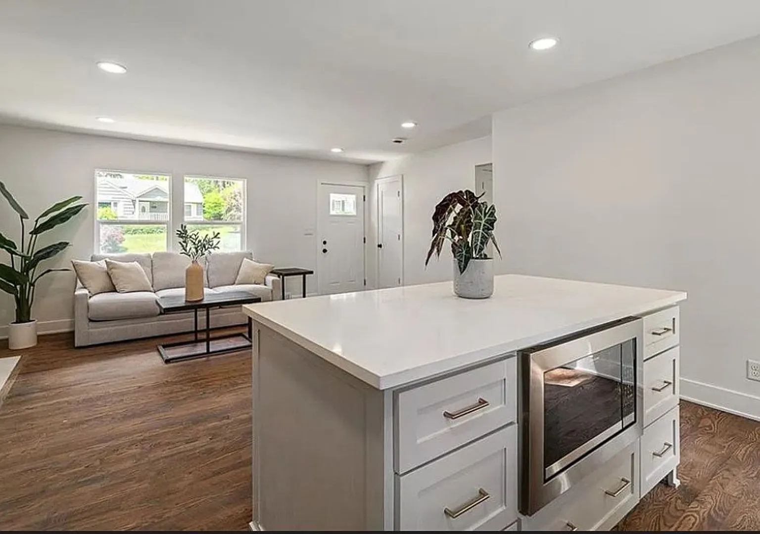 Stunning Mission Remodel | 4 Bed, 2 Bath, Garage and Finished Basement — Photo 3