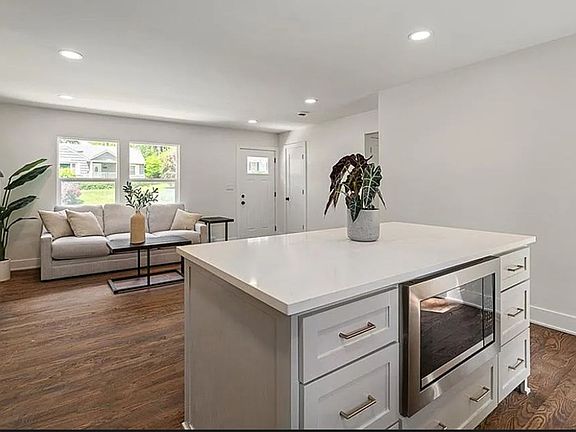 3rd image of 6111 W 58th St