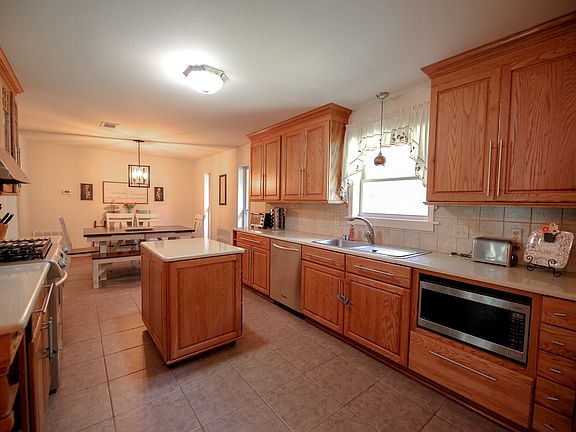 3rd image of 145 Lakeshore Dr