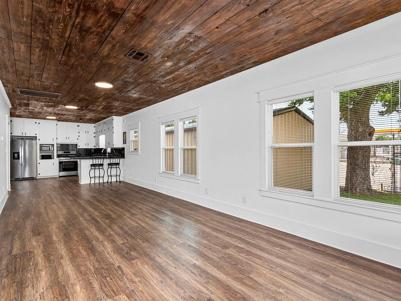 2 bed, 1.5 bath, 1056 sqft, $2,500 — Photo 4