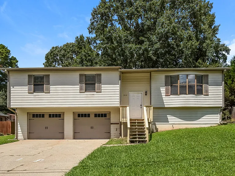 1012 Hicksmil Dr SW — Photo 1