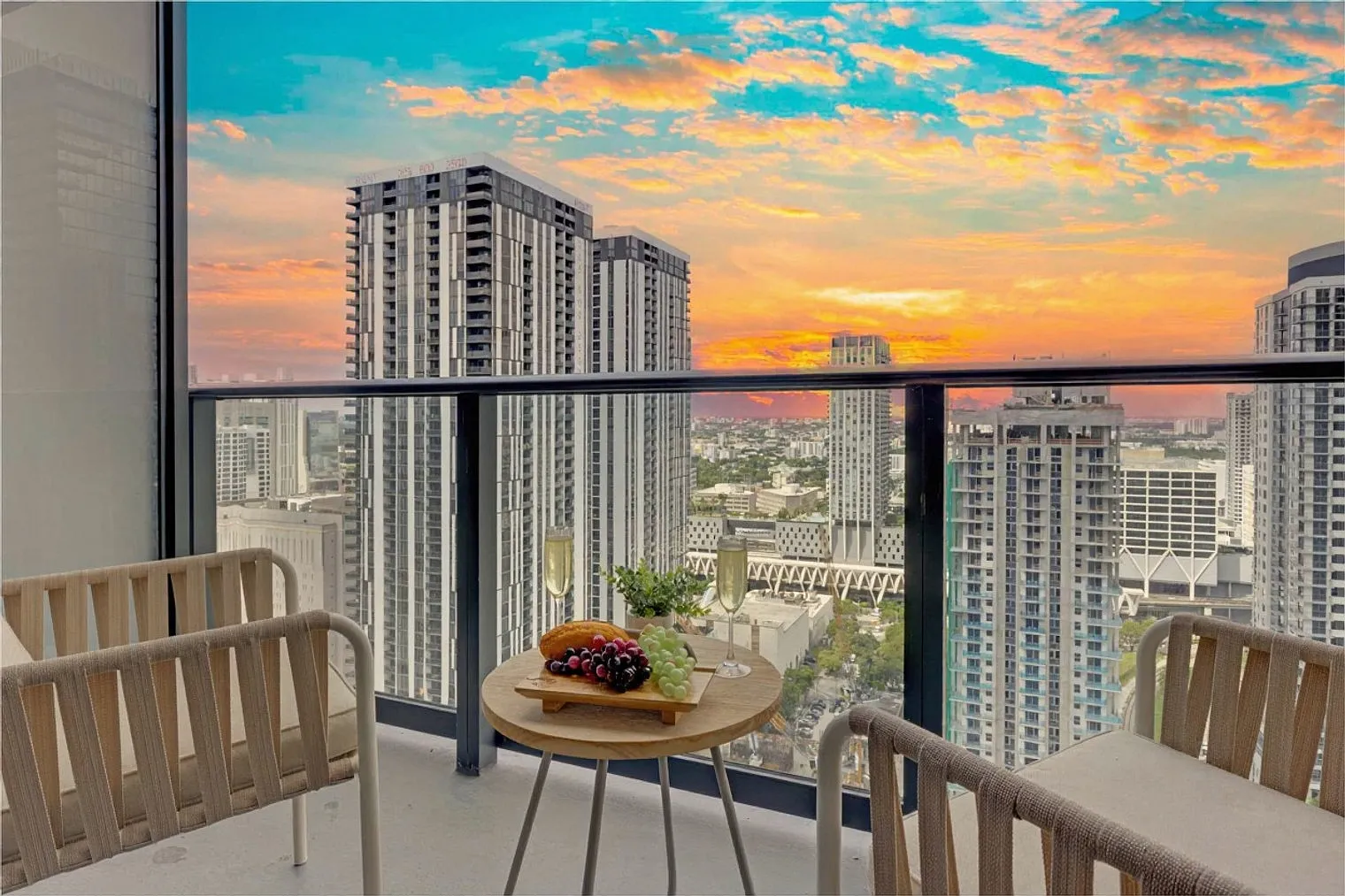 1 bed, 1.0 bath, 645 sqft, $3,581 — Photo 3