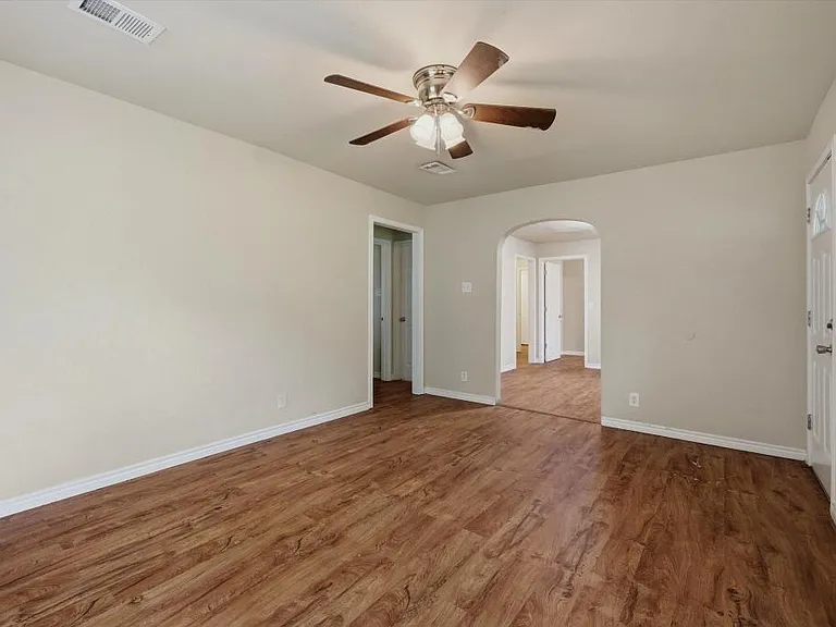 2112 W Bond St — Photo 5