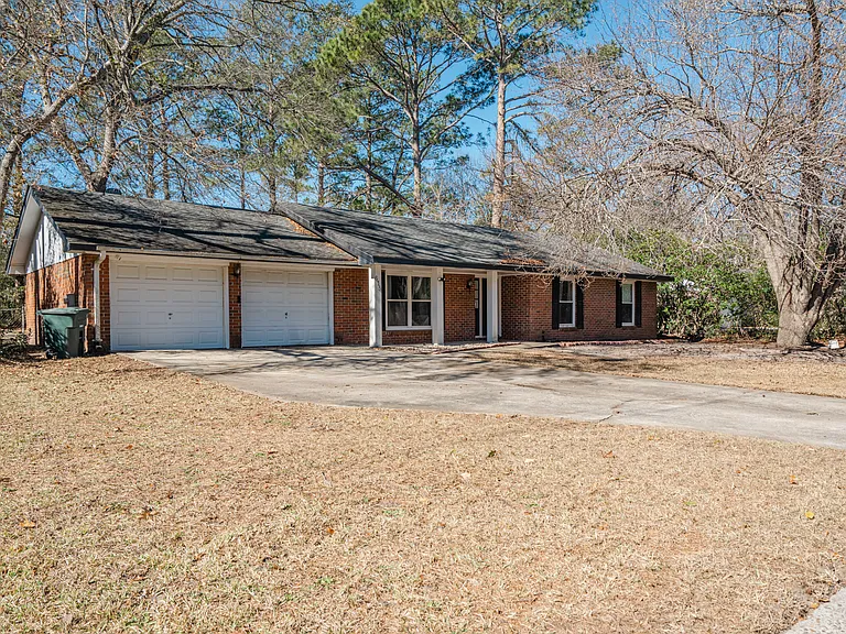 615 Olmstead Dr — Photo 2