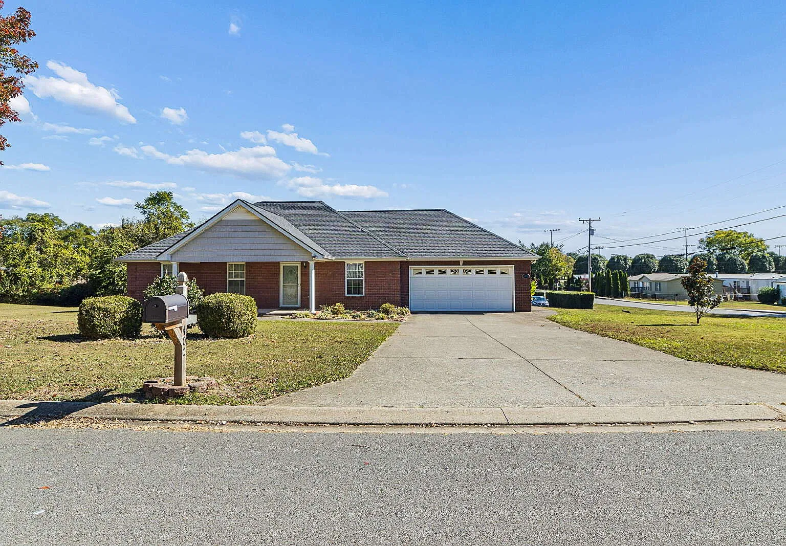 3 bed, 2.0 bath, 1333 sqft, $2,100 — Photo 1