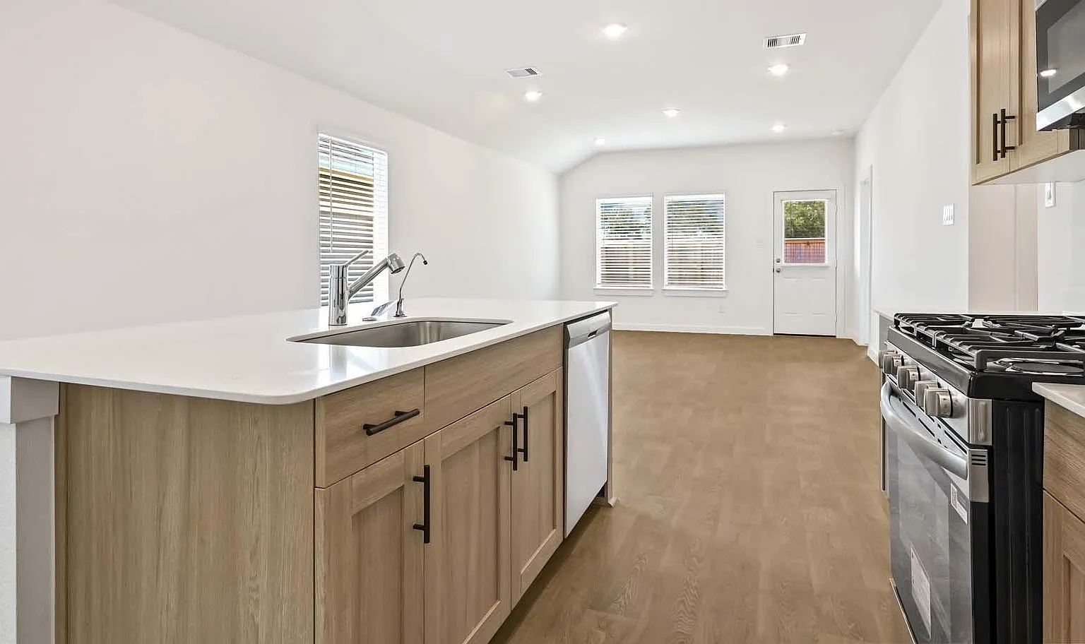 3 bed, 2.0 bath, 1288 sqft, $1,900 — Photo 4