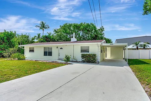 8968 SE Pine Cone Ln Photo 1