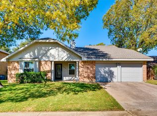 303 Lark Ln, Euless, TX 76039