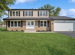 860 Windemere Ln, Lake Zurich, IL 60047