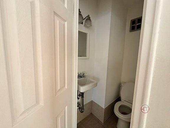 4th image of 1027 Throgmorton Ave #2