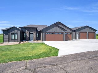 11 Golfside Dr, Pleasanton, NE 68866