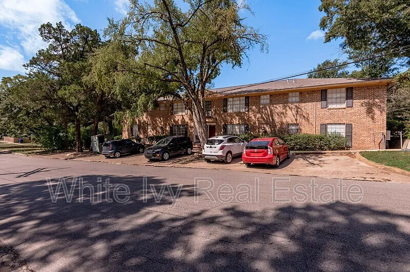 2 bed, 1.0 bath, 925 sqft, $950 — Photo 2