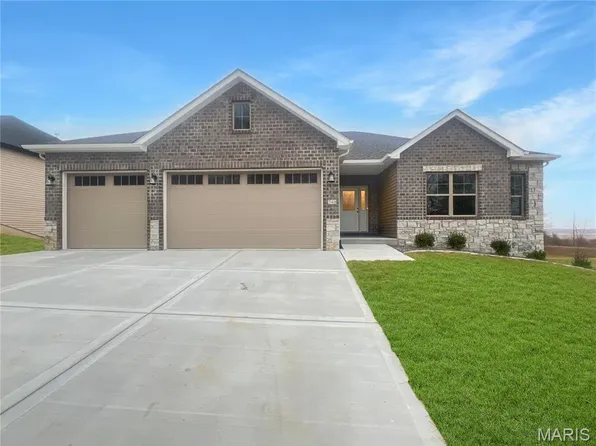 240 Stonebridge Bluff Dr, Maryville, IL 62062