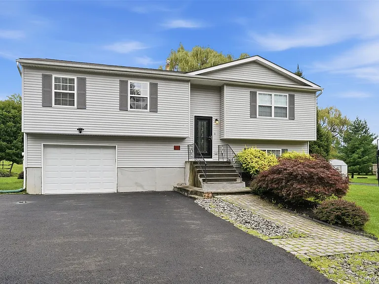 17 Watkins Dr — Photo 4