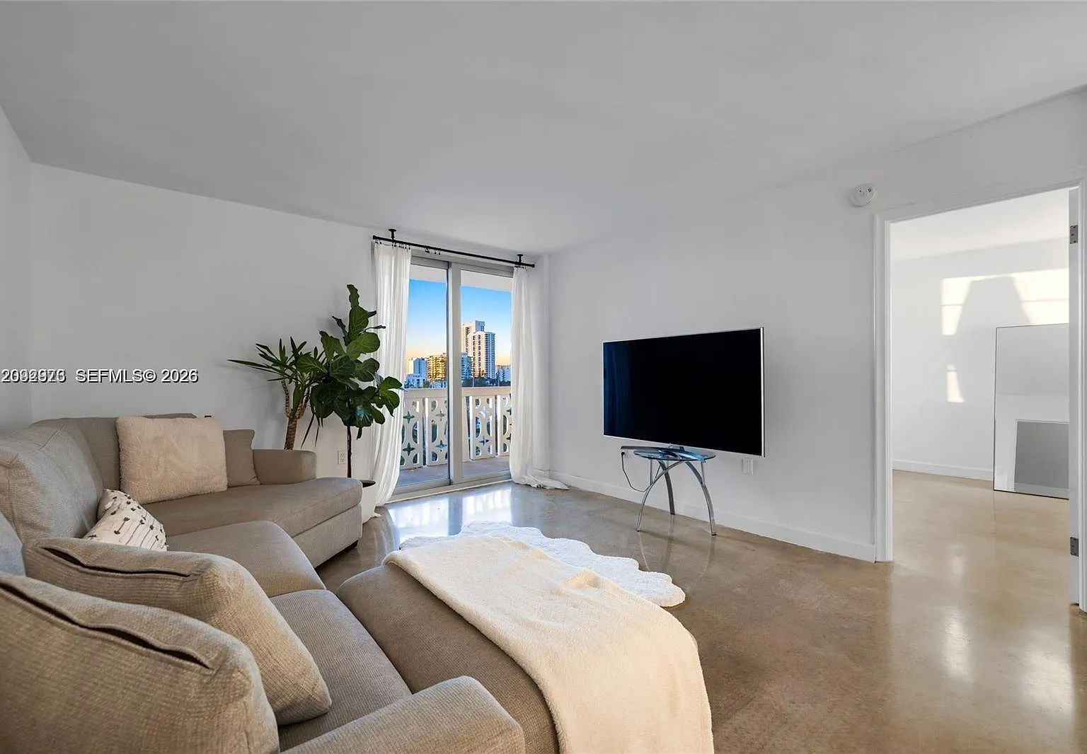 Admiral Towers Condo — Photo 1
