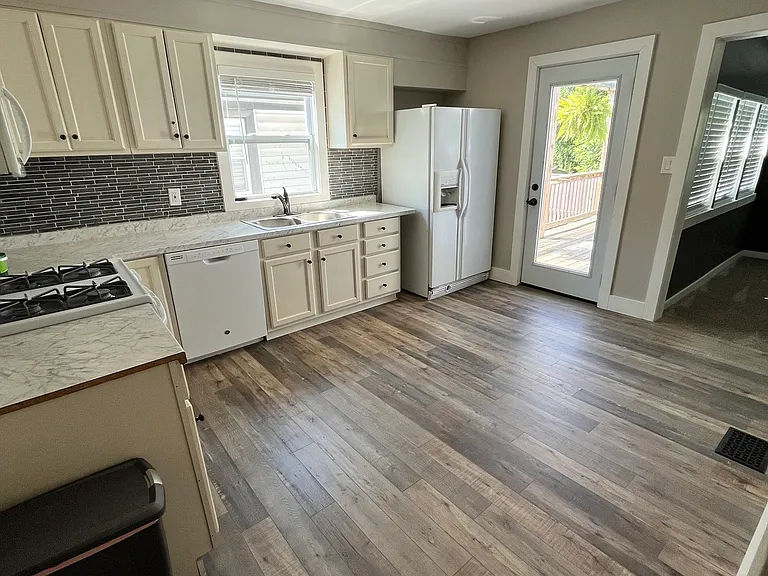 990 Vine St — Photo 11