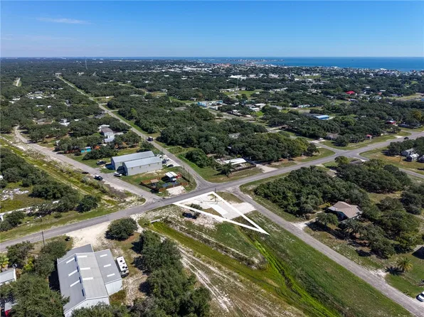 902 W Hood St, Rockport, TX 78382