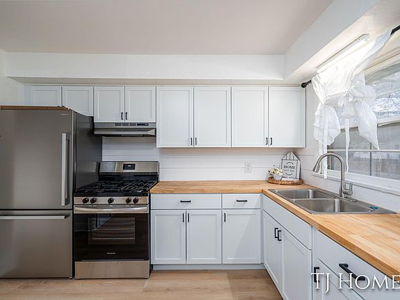 4th image of 3354 Highland St