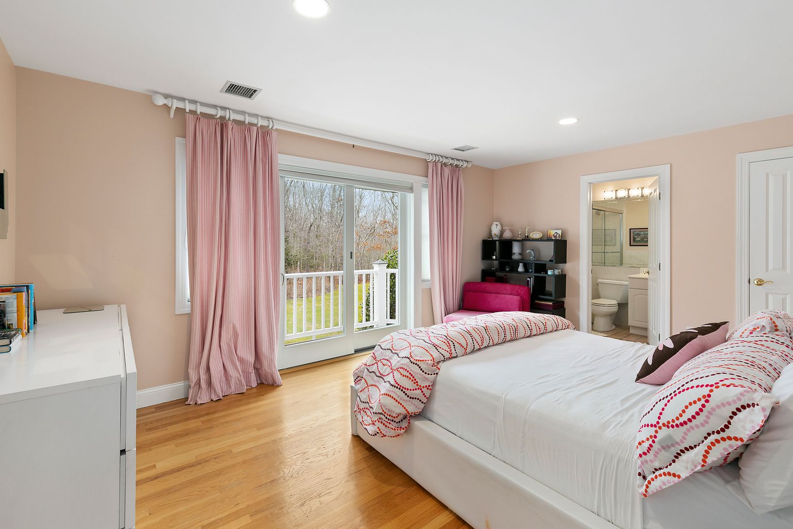  En-suite Upstairs Guest Bedroom