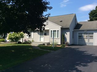 7237 Willow Rd, North Syracuse, NY 13212