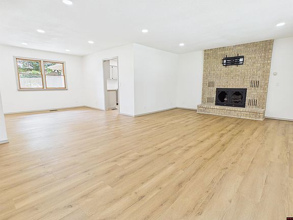 4th image of 812 Baxter Ave