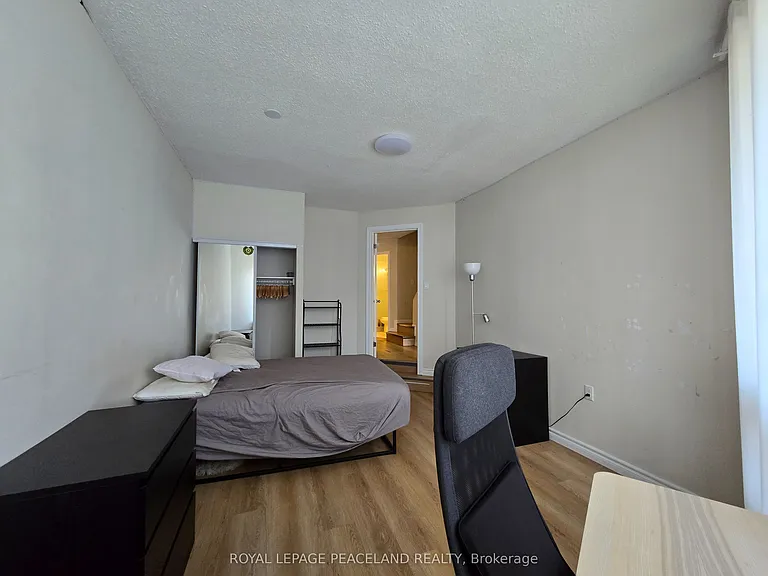 558 Spadina Cres #6 — Photo 4