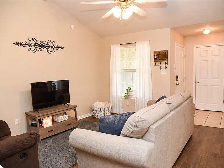 3813 Oldenburg Ln — Photo 2