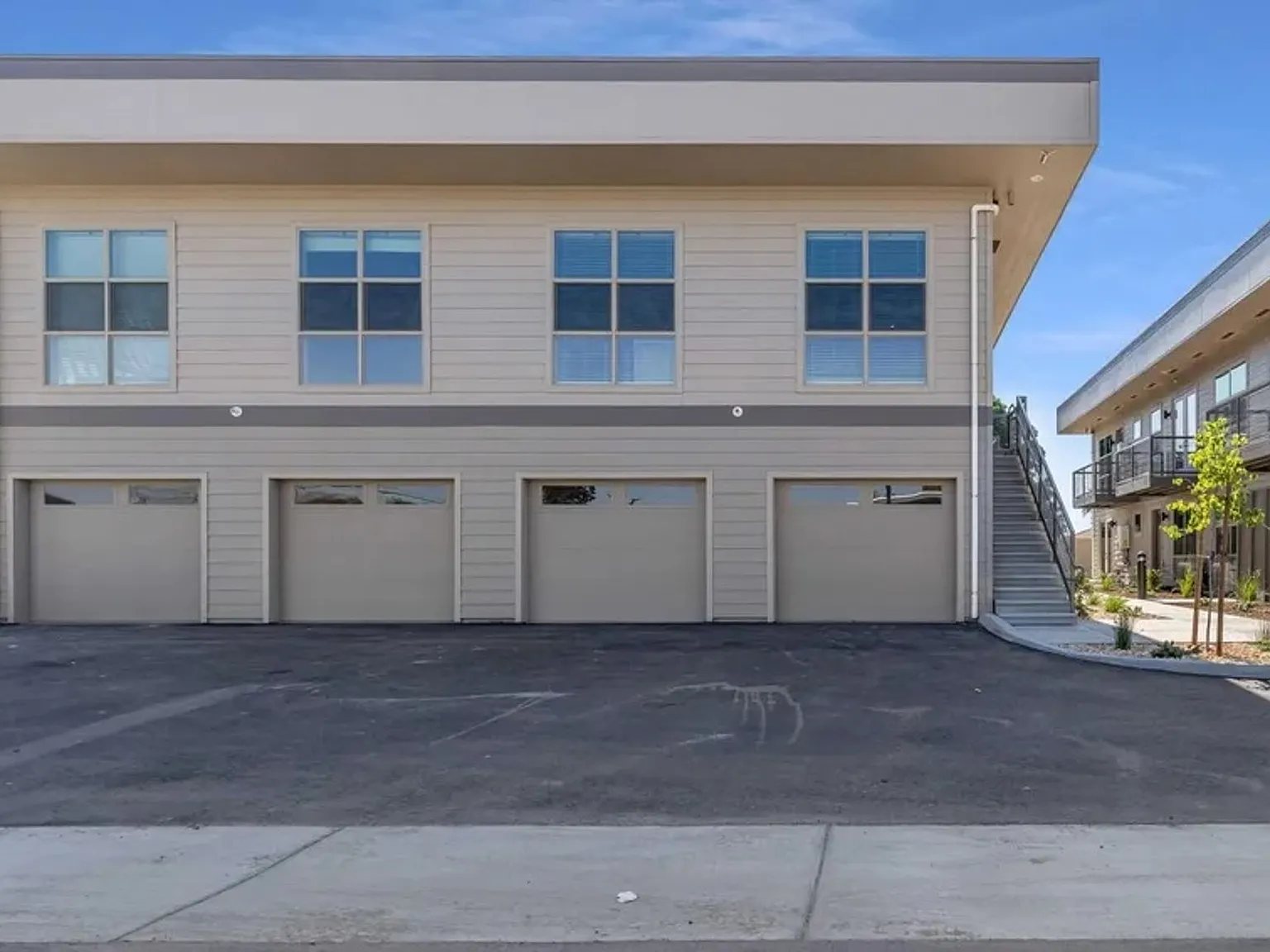 Vantage Pointe East — Photo 4