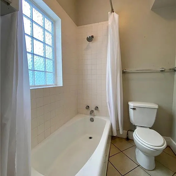 UPSTAIRS EN SUITE BATHROOM