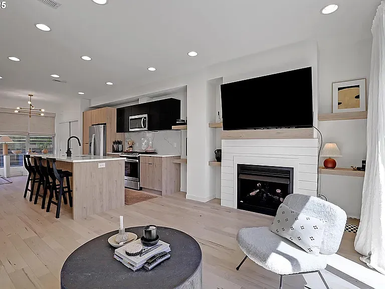 3512 N Haight Ave — Photo 5
