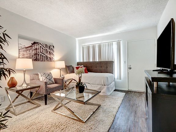 5th image of 1729 Beloit Ave #19