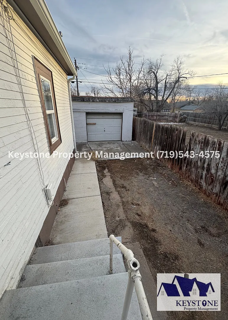 $400 OFF Special! Small Dog Allowed! 1 Bedroom/1 Bathroom/1 Car Garage for Storage $800/$800 — Photo 1