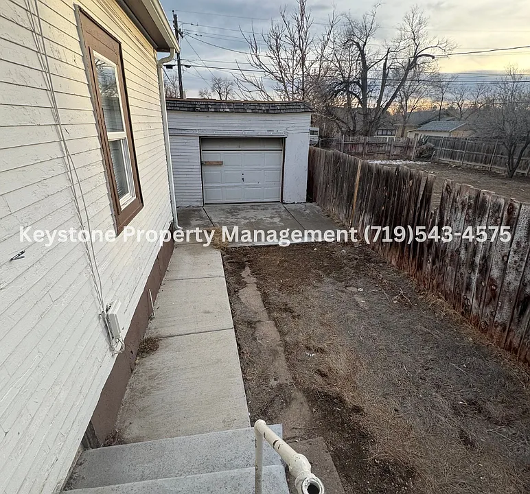 $400 OFF Special! Small Dog Allowed! 1 Bedroom/1 Bathroom/1 Car Garage for Storage $800/$800