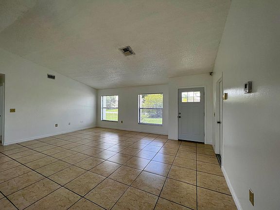 4th image of 701 Fisher Dr