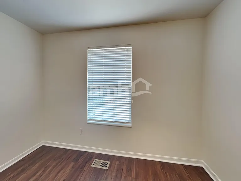 10704 Sandy Ct — Photo 12