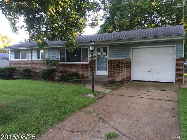 1st image of 890 Iris Dr