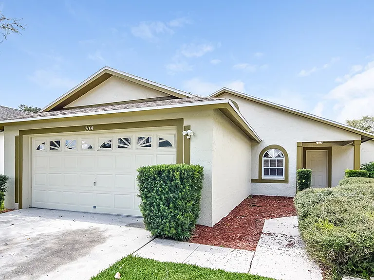 704 Sand Ridge Dr — Photo 1