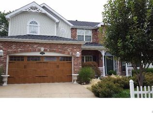 621 Fox Hill Estates Dr, Ballwin, MO 63021