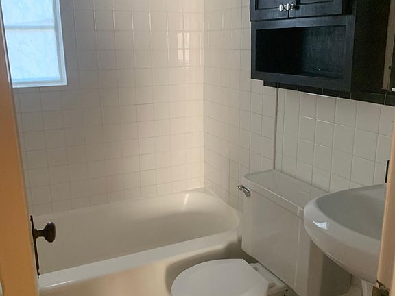 5th image of 136 Robertson Ave #136