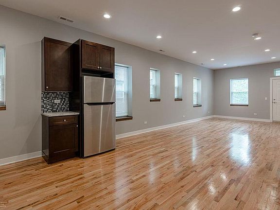 3rd image of 1926 W Montrose Ave #2S