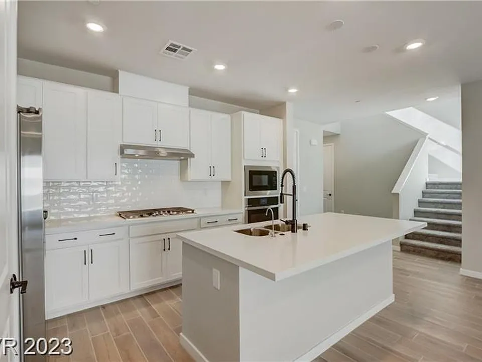 109 Medianoche St