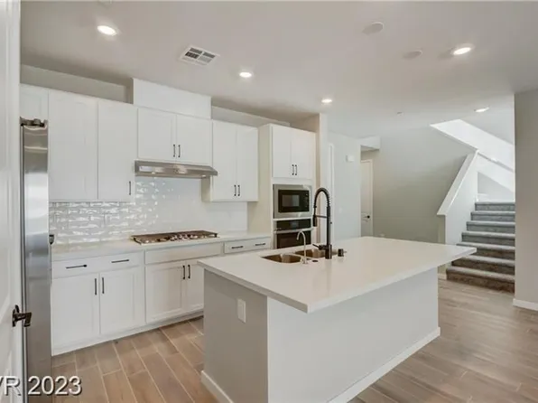 109 Medianoche St, Las Vegas, NV 89138